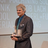 El Director del grupo de desarrollo, Benedikt Rauscher, en la ceremonia de los premios.