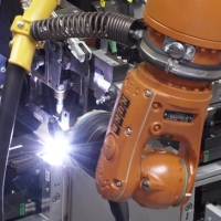 Este robot de soldadura necesita solo ocho minutos para soldar una carcasa de acero inoxidable de 620 x 450 x 215 mm